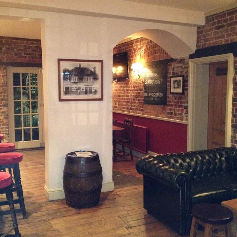 The Half Moon Inn Woking Buitenkant foto