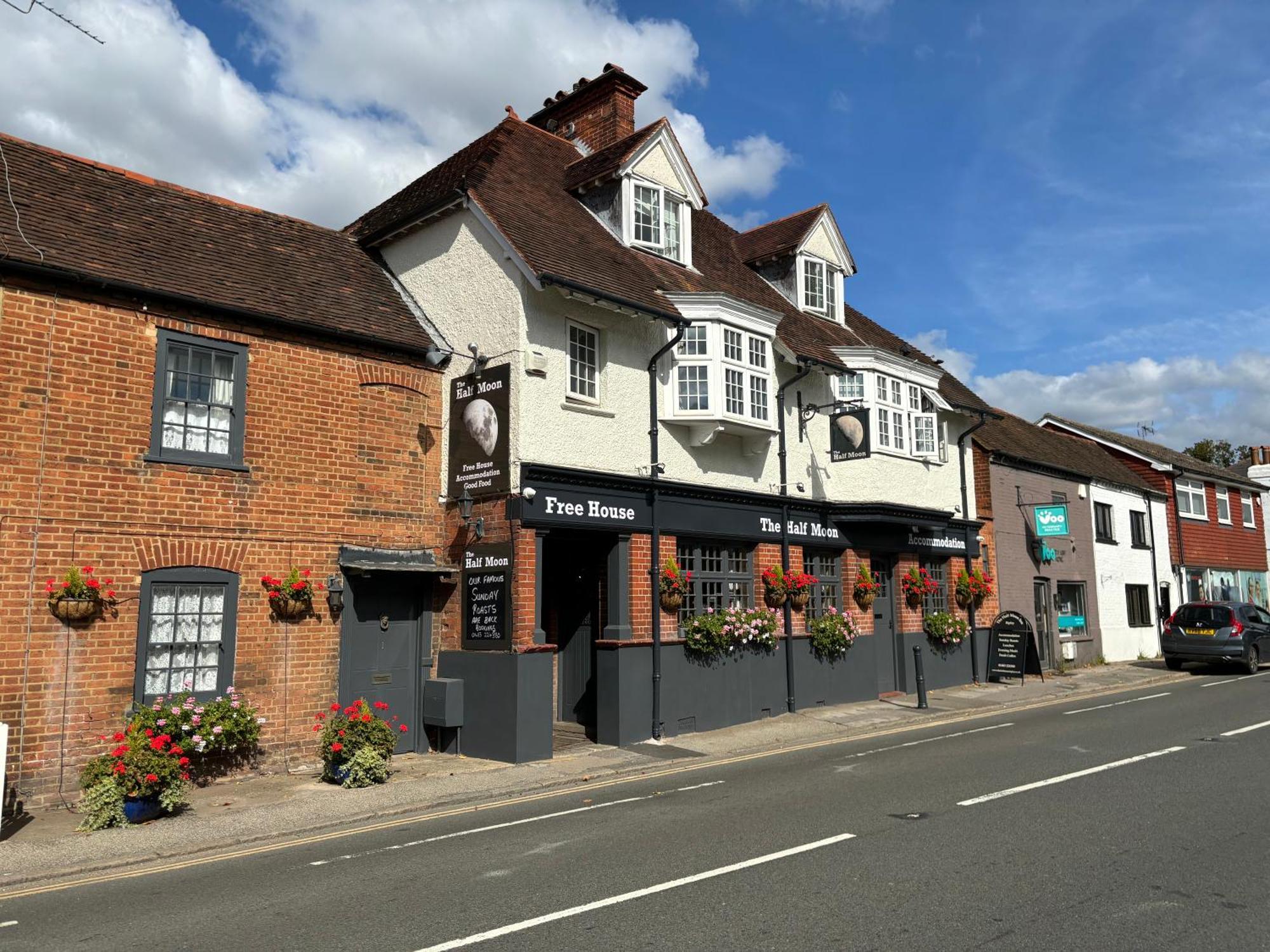 The Half Moon Inn Woking Buitenkant foto