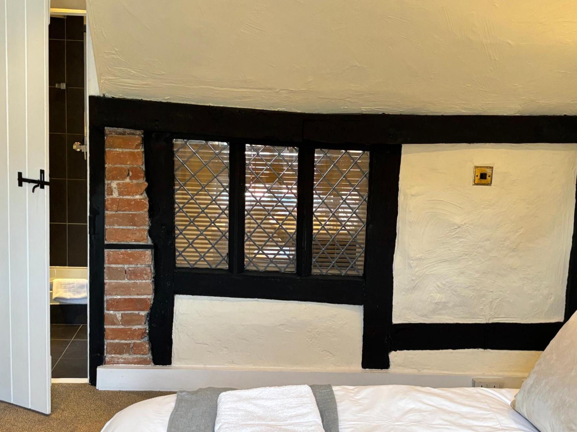 The Half Moon Inn Woking Buitenkant foto