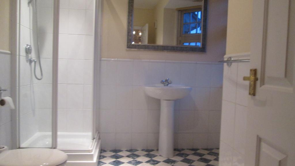 The Half Moon Inn Woking Kamer foto